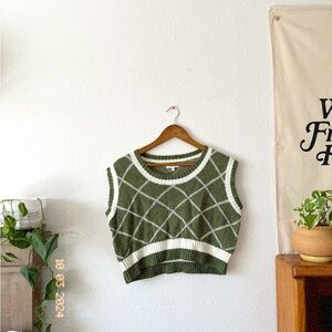 Olive green cropped sweater vest! 💕